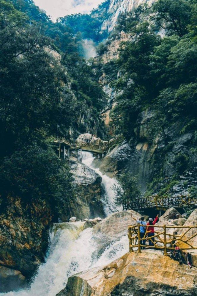 紧闭的闸门
